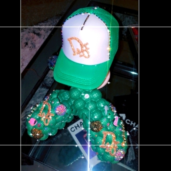 Custom Bubble Slides & Hat - Picture 1 of 2